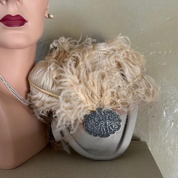 DELIGHTFUL 1940s\' TAUPE TILT HAT - LARGE BEIGE OSTRICH FEATHERS, BROOCH & VEIL main image 3